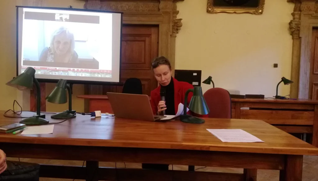 Pytanie zadaje prof. Małgorzata Fabiszak